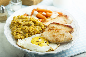 Fried turkey with lentils, egg and baby carrot