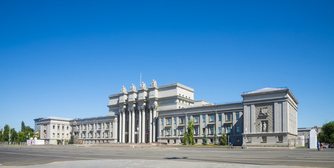 Fototapeta na wymiar Opera and ballet building on Kuibyshev square in Samara, Russia. Summer Sunny day 31 July 2018.