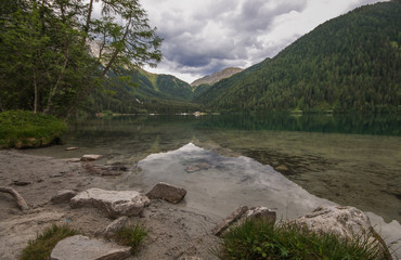 Giornata nuvolosa al lago di Anterselva nelle Dolomiti