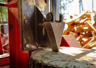 Hydraulic wood splitter closeup