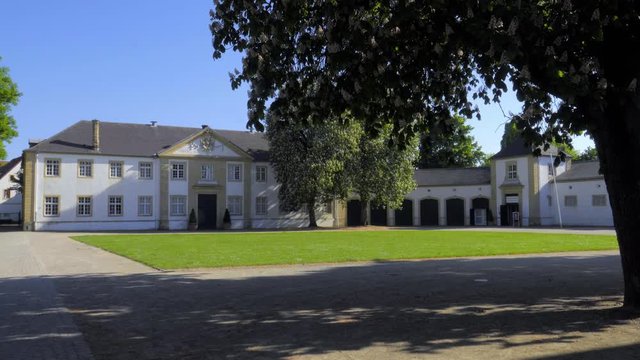 Wundersch&ouml;nes Museum Marstall im Schlo&szlig; Neuhaus mit Barockgarten in Paderborn
