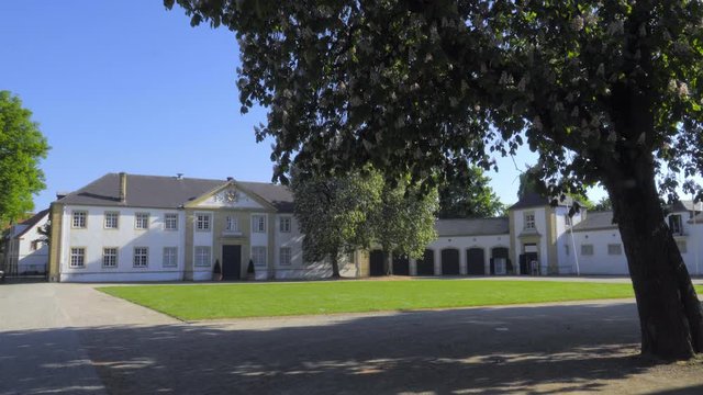 Wundersch&ouml;nes Museum Marstall im Schlo&szlig; Neuhaus mit Barockgarten in Paderborn