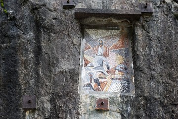 Kapelle am Staudamm in Tessin. Der Lago di Vogorno ist ein zur Elektrizitätserzeugung genutzter Speichersee im Schweizer Kanton Tessin. 