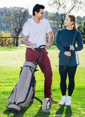 Obraz premium Man and woman golf partners ready to enjoy game
