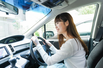 車を運転する女性