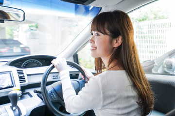 車を運転する女性