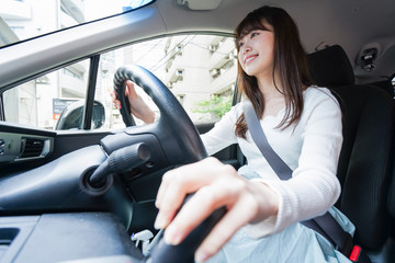 車を運転する女性
