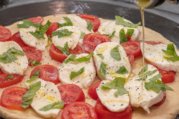 Oil über Pizza giessen 