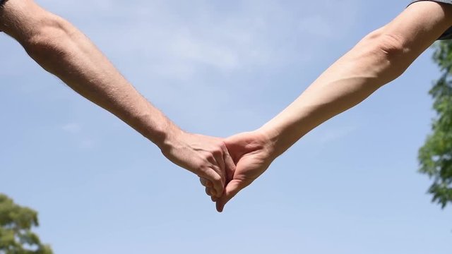 Manos que se unen. Amor y uni&oacute;n sentimental, Cielo azul despejado al aire libre en la naturaleza.