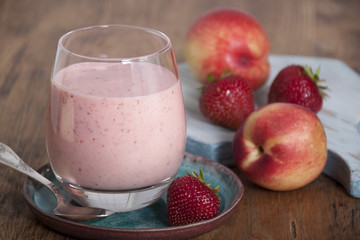 Smoothies of strawberry and nectarines with yogurt