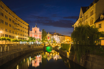 Obraz premium Church of the Annunciation and Lublanica river at night in Ljubljana, Slovenia
