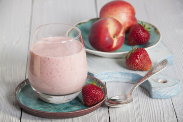 Smoothies of strawberry and nectarines with yogurt