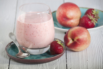 Smoothies of strawberry and nectarines with yogurt