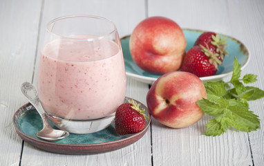Smoothies of strawberry and nectarines with yogurt