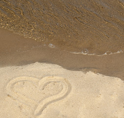 Herz am Sandstrand