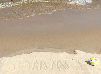 Urlaubsgeld - Botschaft im Sand mit Sparschwein