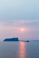 Fototapeta premium buty hill na jeziorze poyang w wschód słońca