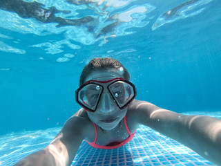Fototapeta premium A diving girl in the swimming pool
