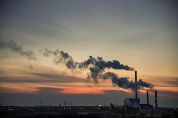 Elektrociepłownia na tle zachodu słońca © Subiektywnie