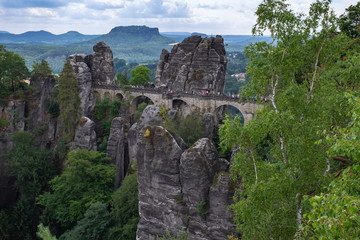 Fototapeta na wymiar Die berühmte Brücke im Basteigebirge in der sächsischen Schweiz
