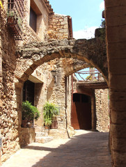 Vieille ville ruelle village médiéval de Pals Espagne Costa Brava sous les arches