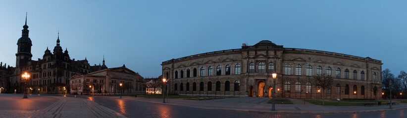 Fototapeta na wymiar Night panorama of the square with the theater in Dresden