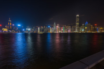 Fototapeta premium Hong Kong skyline and Victoria Harbour at night viewed from Kowloon public pier