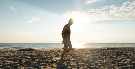Fußball am Strand - Sonnenuntergang