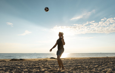 Fußball am Strand - Sonnenuntergang