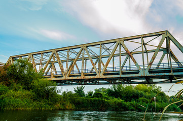 Most nad rzeką