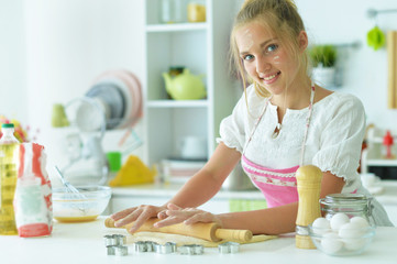 Obraz na płótnie Canvas young girl in the kitchen