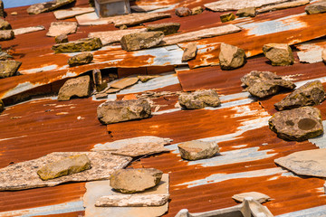 Stones on corrugated Aluminium roof