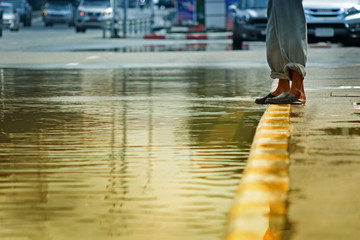 Flooding must fold legs