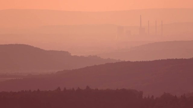 Abendhimmel und Kraftwerk Staudinger