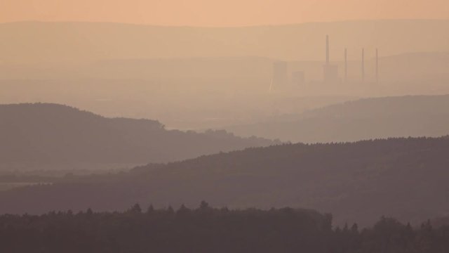 Abendhimmel und Kraftwerk Staudinger