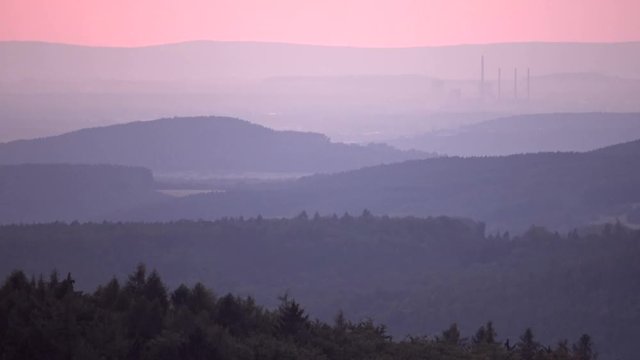 Abendhimmel und Kraftwerk Staudinger