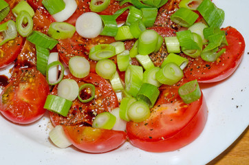 Tomaten und Frühlingszwiebeln