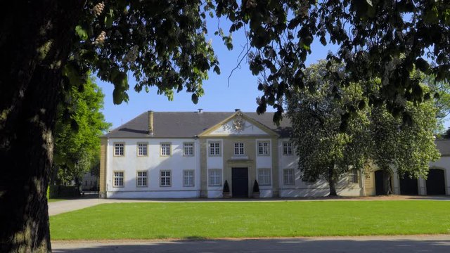 Wundersch&ouml;nes Museum Marstall im Schlo&szlig; Neuhaus mit Barockgarten in Paderborn