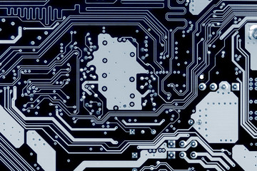 Hauptplatine im Computer mit Leiterbahnen zum Prozessor