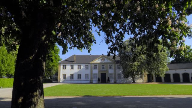 Wundersch&ouml;nes Museum Marstall im Schlo&szlig; Neuhaus mit Barockgarten in Paderborn
