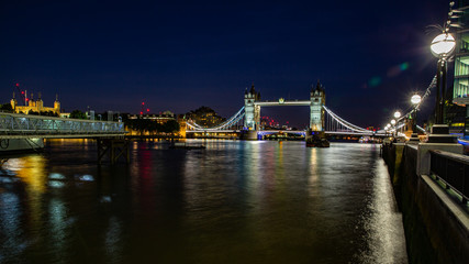 Fototapeta na wymiar Tower Bridge bei Nacht