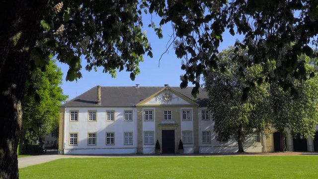 Wundersch&ouml;nes Museum Marstall im Schlo&szlig; Neuhaus mit Barockgarten in Paderborn
