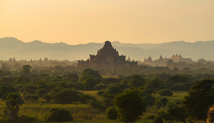 Obraz premium The beautiful landscape of Bagan plains the land of thousand pagoda in Bagan the first kingdom of Myanmar during sunset. 