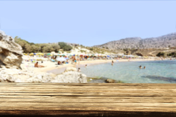 Obraz premium Desk of free space for your decoration and blurred background of beach. 