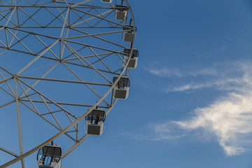 Fototapeta premium Very large Ferris wheel against the blue sky.