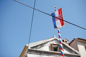 Kroatische Flagge vor Häusern