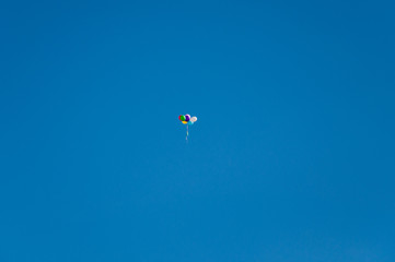 Background colorful balloons flying in the blue sky