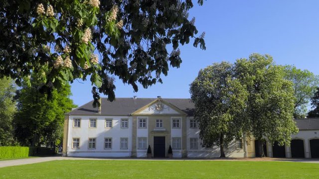 Wundersch&ouml;nes Museum Marstall im Schlo&szlig; Neuhaus mit Barockgarten in Paderborn