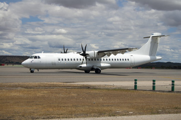 Fototapeta na wymiar AVION DE HELICE ATR-72 EN MADRID