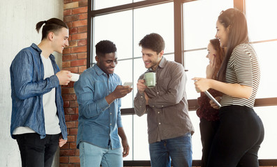 Obraz premium Coffee break chat at office